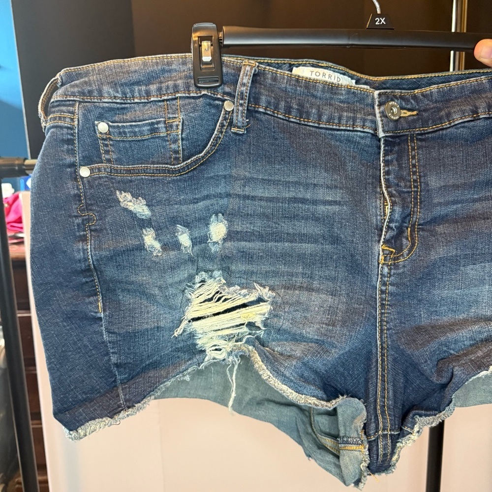 Torrid size 26 Distressed Blue Denim Shorts with Pockets - Picture 4 of 7